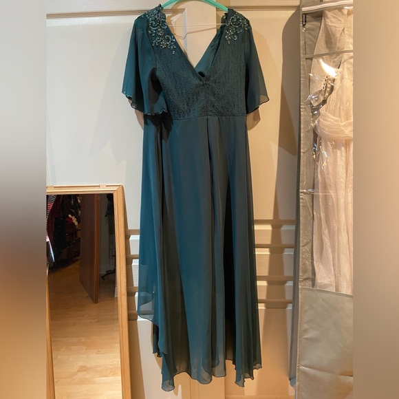 Fancy Dress chiffon hi low hem curvy - Picture 6 of 13